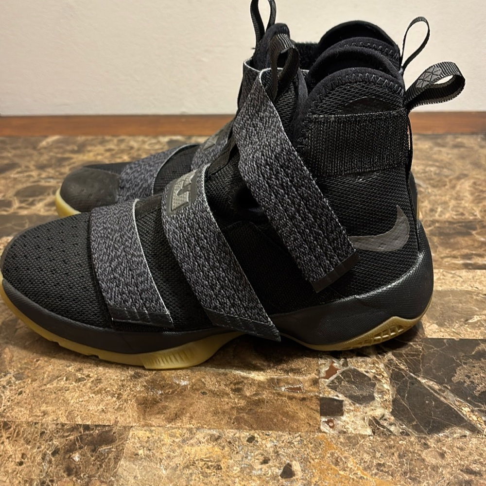 Nike sneakers sz 5Y
